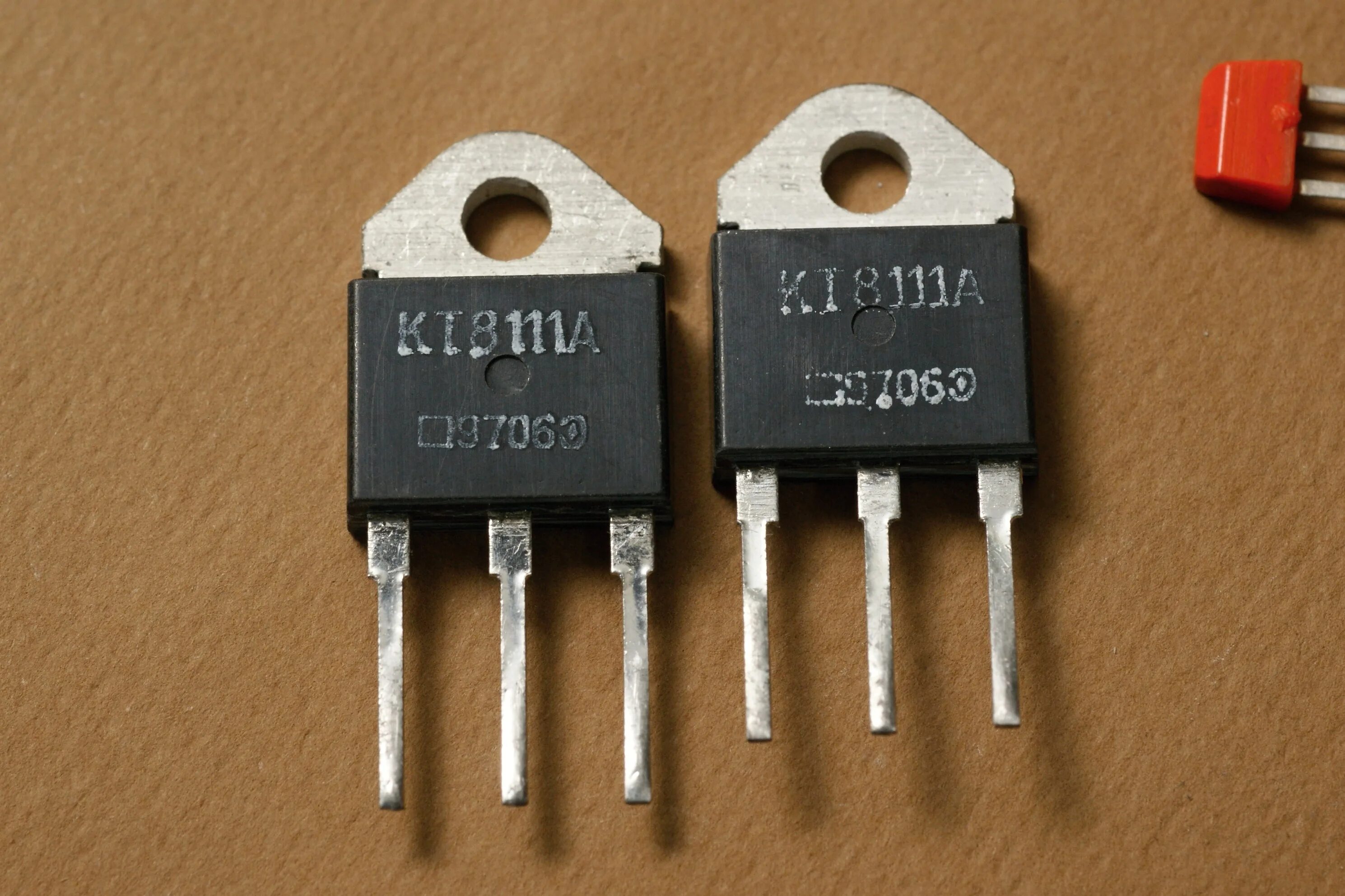 Кт825 характеристики транзистора. Кт814 транзистор параметры цоколевка. Кт816г транзистор. Транзистор 2т827а корпус то3. Маркировка транзистора кт829а.