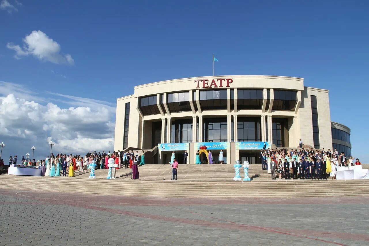 Купить в городе усть каменогорск. Усть-Каменогорск. Усть-Каменогорск достопримечательности. Давранбекова Усть Каменогорск. Восточно-казахстанский театр драмы имени Жамбыла Усть-Каменогорск.