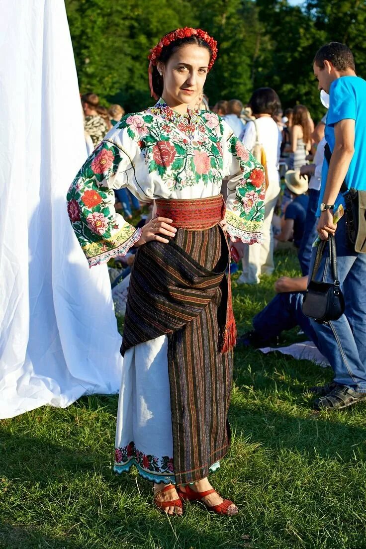 Украинская одежда 6. Украинский наряд. Украинский народный костюм. Украинский костюм женский. Украинская Национальная одежда женская.