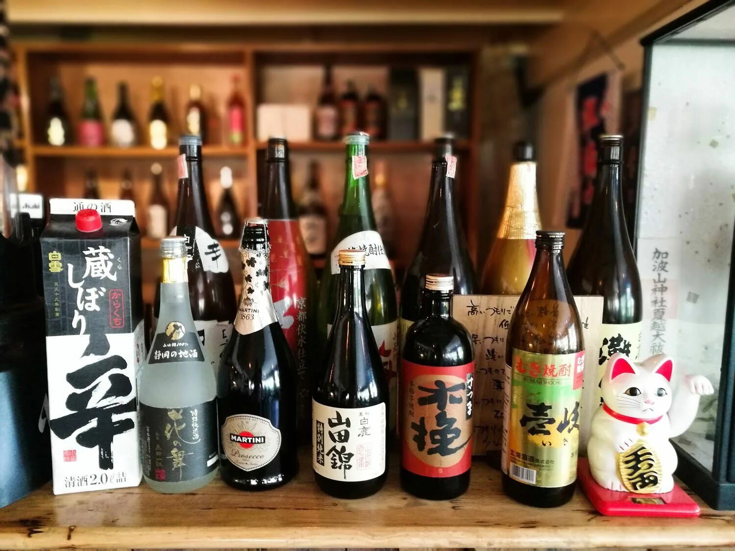 Сакэ Япония. Рисовое вино Тайланд. Алкогольные напитки в Японии. Сакэ напиток. Японский алкогольный напиток
