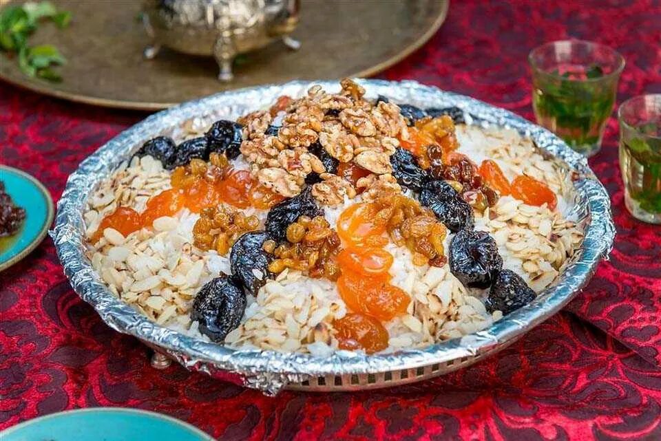 Плов из сухофруктов с рисом. Плов с курагой и черносливом. армянский фруктовый плов. плов с сухофруктами изюм курага. армянский сладкий плов с сухофруктами.