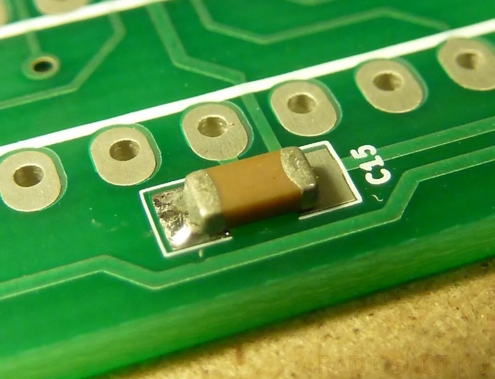 Пайка микросхемы smd компонентов паяльником. Пайка smd компонентов. Пайка смд резисторов паяльником. Малахит сдр приемник. Паяние плат.