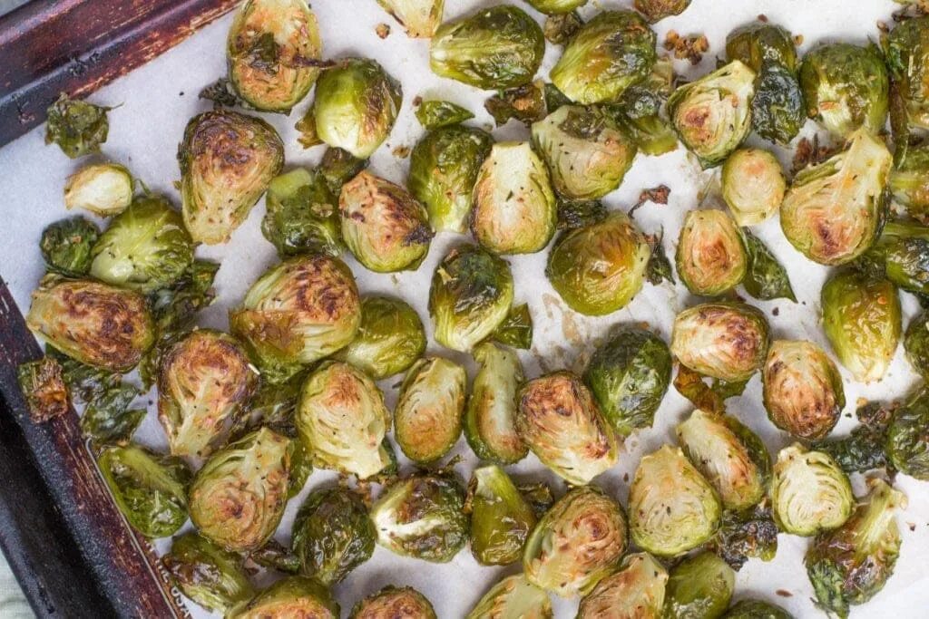 Приготовить брюссельскую капусту вкусно и быстро. Брюссельская капуста блюда. вкусно блюда брюссельскую капусту. брюссельская капуста жареная на сковороде. еда с брюссельской капустой.