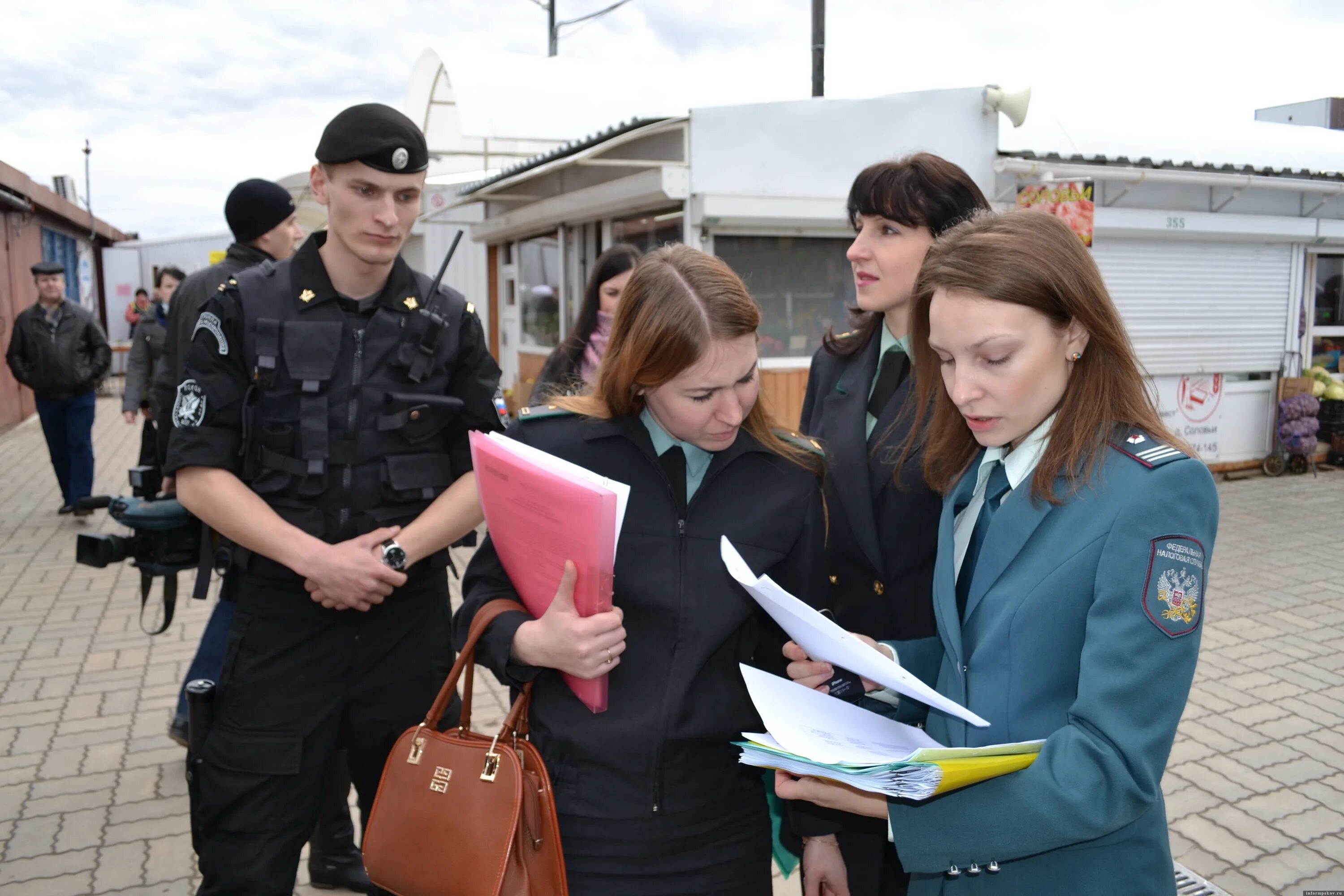 Налоговый полицейский. Налоговая полиция. Налоговый инспектор. Форма налоговой. Личность выезд