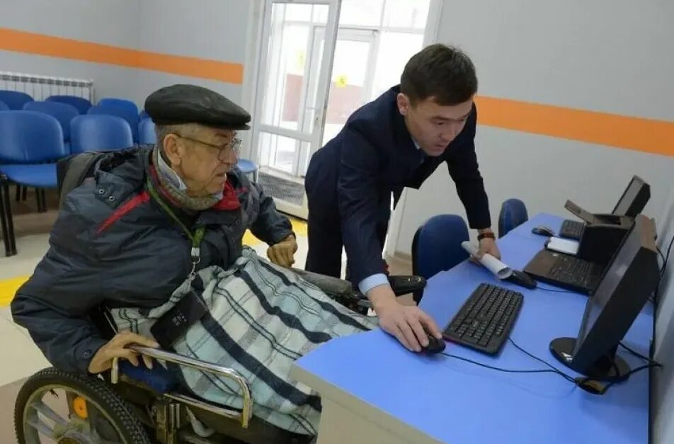 Компьютер для инвалидов. Инвалид кз. Инвалид кз. Фотосессия колясочников. Средства реабилитации для инвалидов.