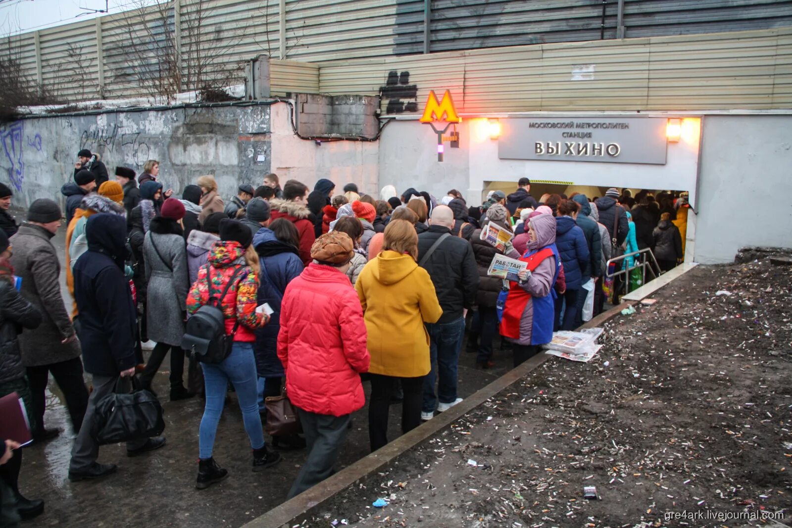 Выхино родники сегодня. Московский метрополитен станция Выхино. Станция метро Выхино час пик. Платформа Выхино метро. Выхино Ждановская.