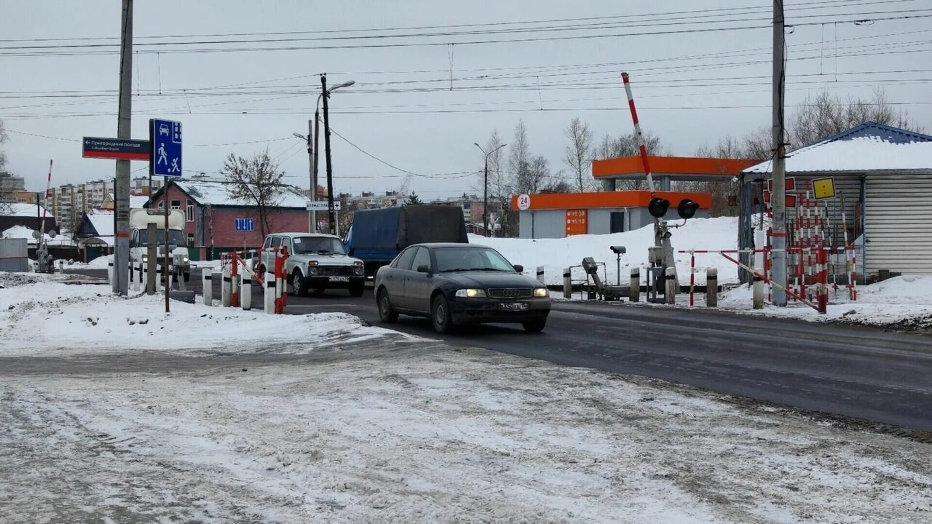 Нижегородский переезжает. Нижегородские железнодорожные переезды нуждаются в ремонте. Железнодорожный переезд со шлагбаумом. ЖД переезд Фроловское. Покажи Железнодорожный переезд.