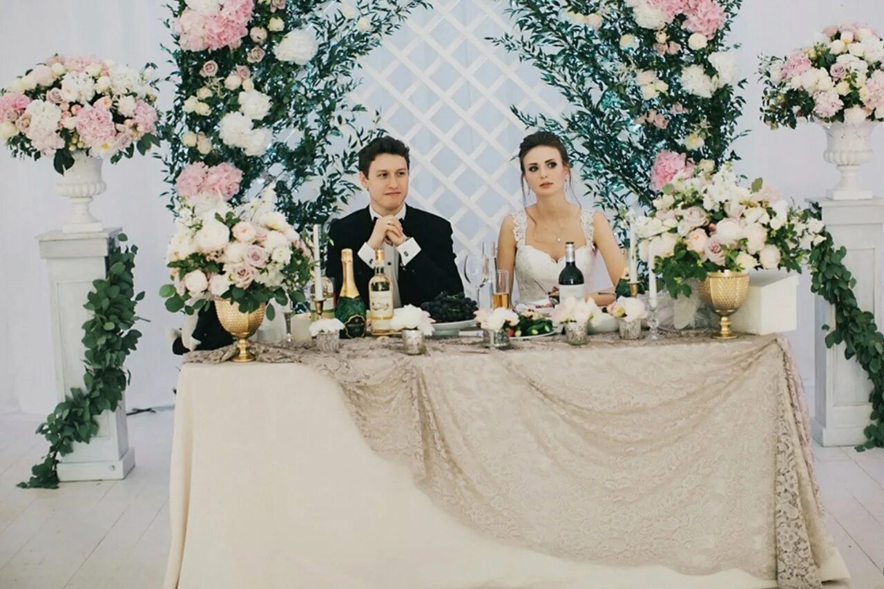 жених и невеста в ресторане. свадебный стол жениха и невесты. как сидят за столом жених и невеста. невеста справа или слева от жениха. с какой стороны сидит жених на свадьбе.