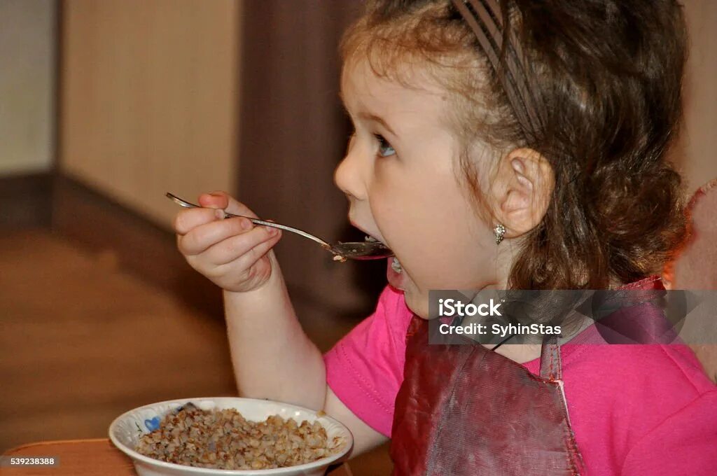 Человек есть гречку. Девочка ест гречку. Что кушать с гречкой. Девушка ест гречку. Девушка ест гречку фото.