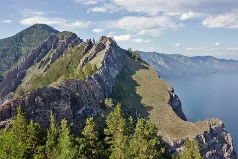 Байкал окружен горами