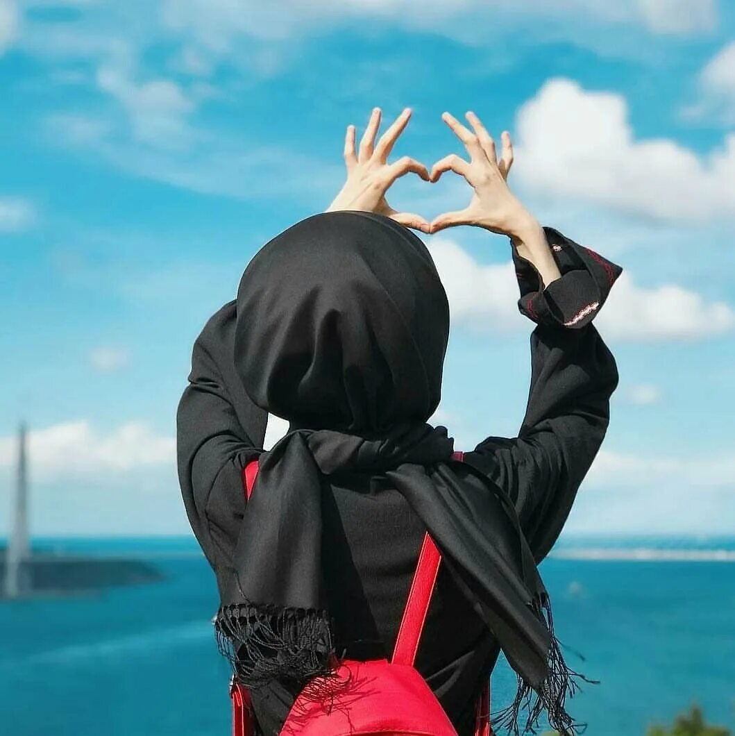 Девушка в хиджабе. Мусульманка со спины. Девушка в хиджабе у моря.