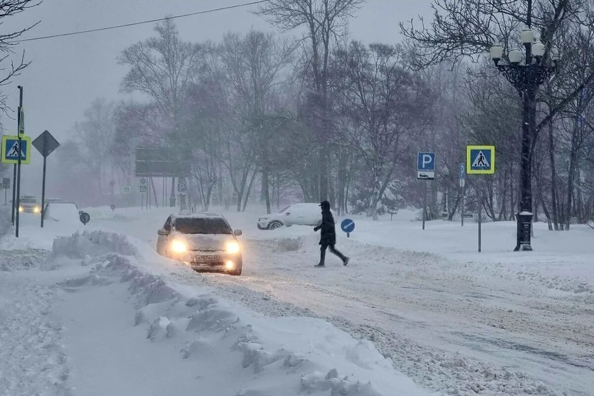 Погода снежков. Сильный снег. Сильный снегопад. Сильная метель Снежная буря. Метель на Сахалине.