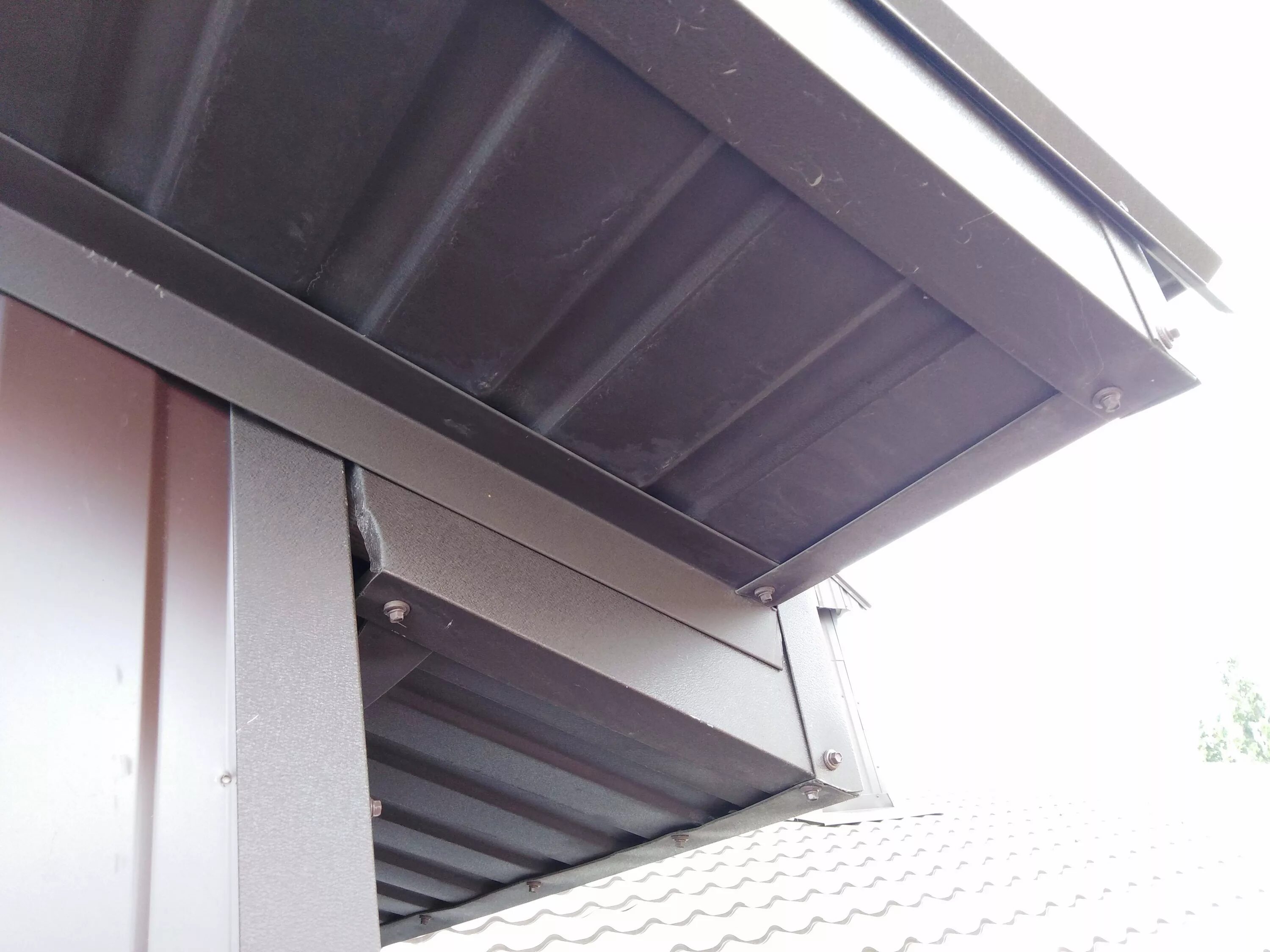 Подшив профнастилом. Подшив профнастилом. Подшивка крыши софитами графит. Софиты снизу. Подшивка софитов профлистом.