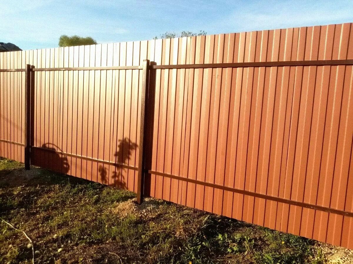 Забор из профлиста цены московская область. Профнастил для забора. Забор под ключ. Забор из профнастила под ключ. Забор из профнастила на деревянных лагах.