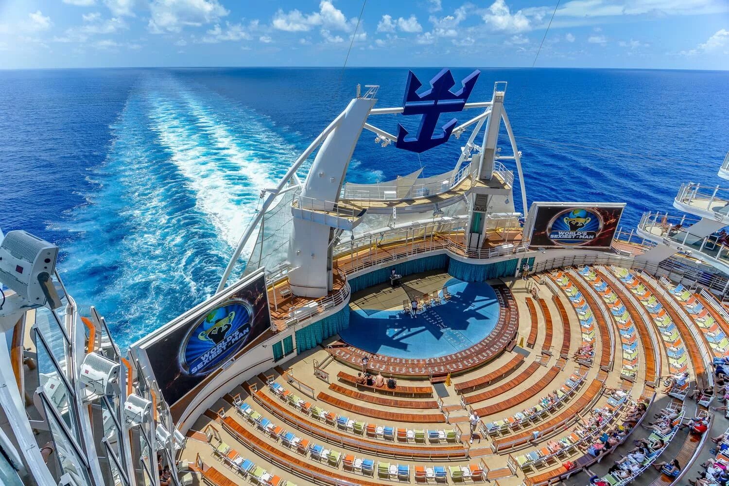 Wonder of the point. Роял Карибиан лайнер. Круиз Royal Caribbean. Royal Caribbean International лайнеры. Корабль Оазис морей.