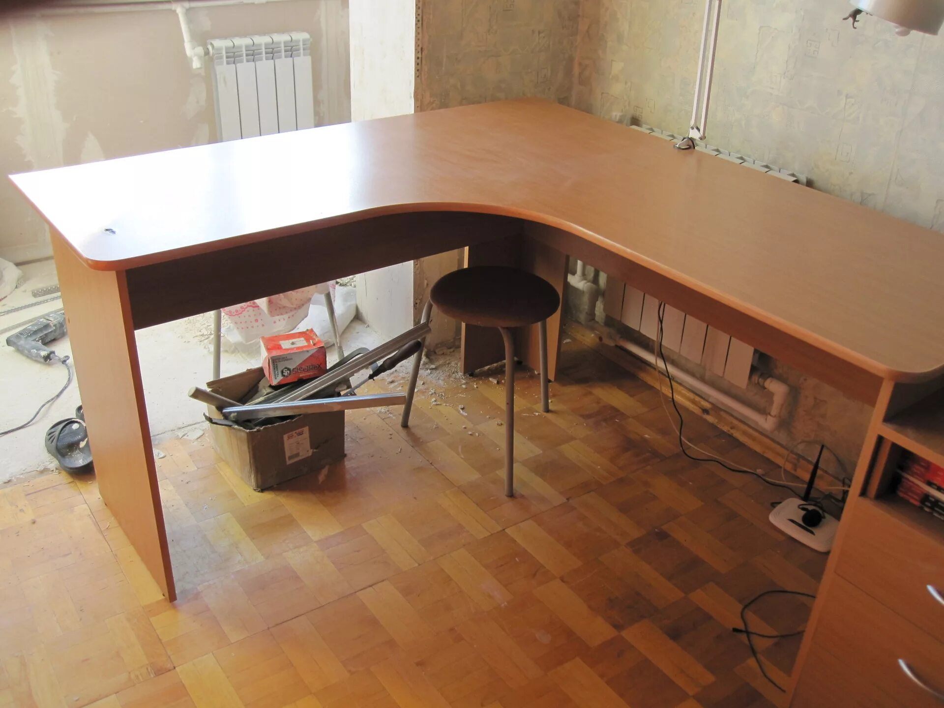 Длинный угловой стол. Письменный стол углом. Столешница для письменного стола. Угловая столешница для письменного стола.