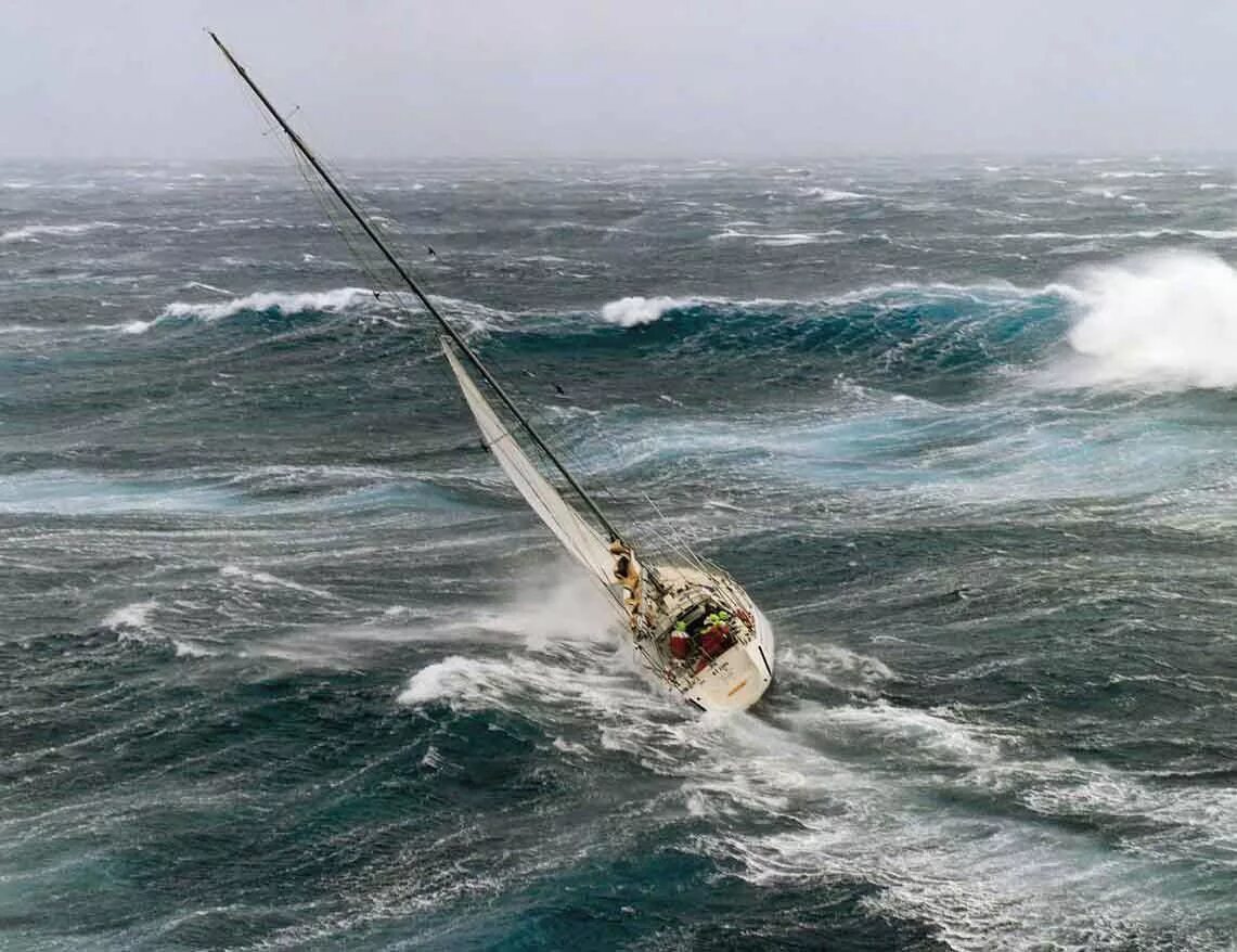 Ветер волны раздувает. Яхта в шторм. Лодка в шторм. Парусные яхты в шторм. Корабль в Штормовом море.