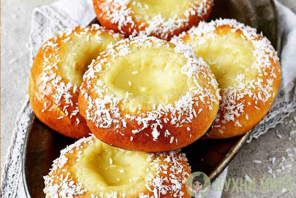 Ватрушки австрийские topfengolatschen. Ватрушка с кремом. Ватрушка булочка. Ватрушка с кремом. Булочка с ванильным кремом.