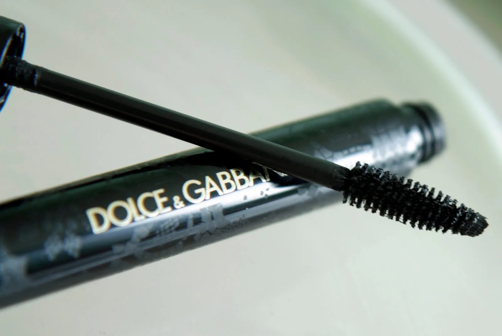 Тушь Dolce Gabbana. Black intensity Mascara от Dolce & Gabbana. .... Тушь Дольче Габбана черная. Dolce & Gabbana Passioneyes intense Volume Mascara.