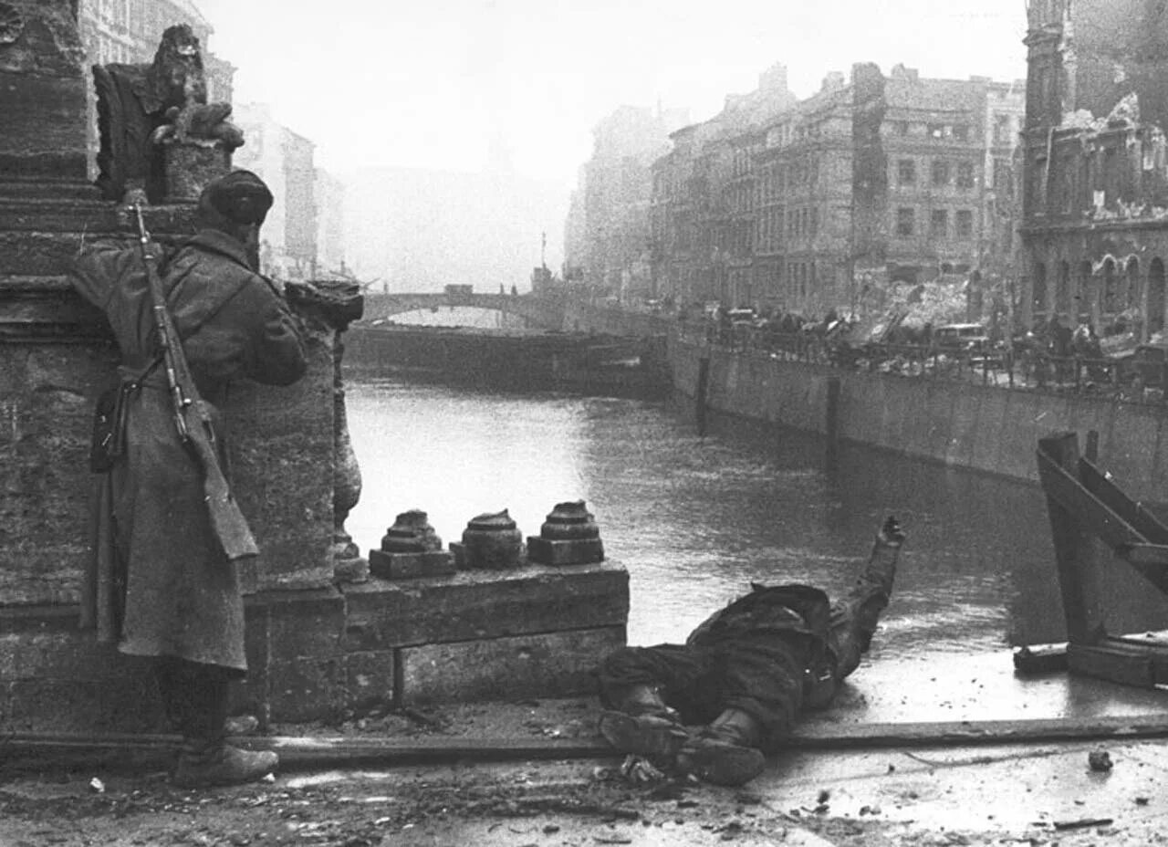 Фотография берлин 5 мая. Берлин Шпрее 1945. Река Шпрее в Берлине 1945. Мост Мольтке Берлин 1945.