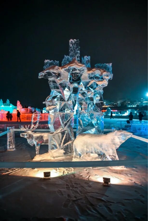 Городок якутск. Ледовый городок якутск 202 мкр. ледяной городок в якутске 202 микрорайон. 202 микрорайон якутск ледовый. якутск 202 мкр ледяной городок ночью.