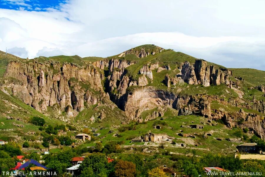 Участки в армении. Горис Армения. Горис крепость Армения. Природа Горис Армения. Армения Горис камни карпшен.