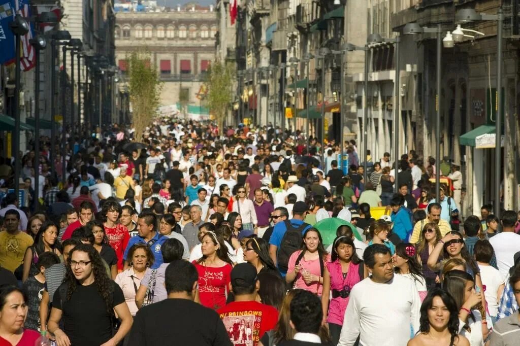 На улице было много народу. Мехико-Сити население. Люди в городе. Много людей в городе. Современный город с людьми.