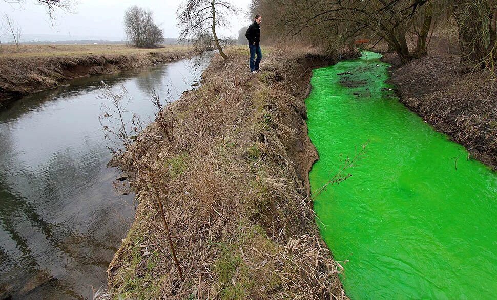 Химикатов в реку. Химическое загрязнение воды. Химикатов в реку. Химикаты в воде. Химикатов в реку.