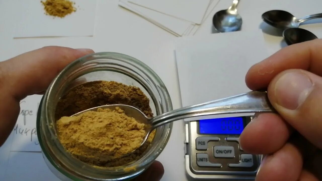 сколько грамм муки в 1 столовой ложке. вес муки в 1 столовой ложке. чайная ложка с порошком. столовая ложка соды. сколько грамм соли в 1 столовой ложке таблица.