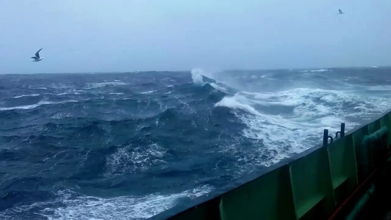 Шторм правило. Охотское море шторм. Охотское море Камчатка шторм. Териберка Баренцево море шторм. Охотское море ЦУНАМИ.