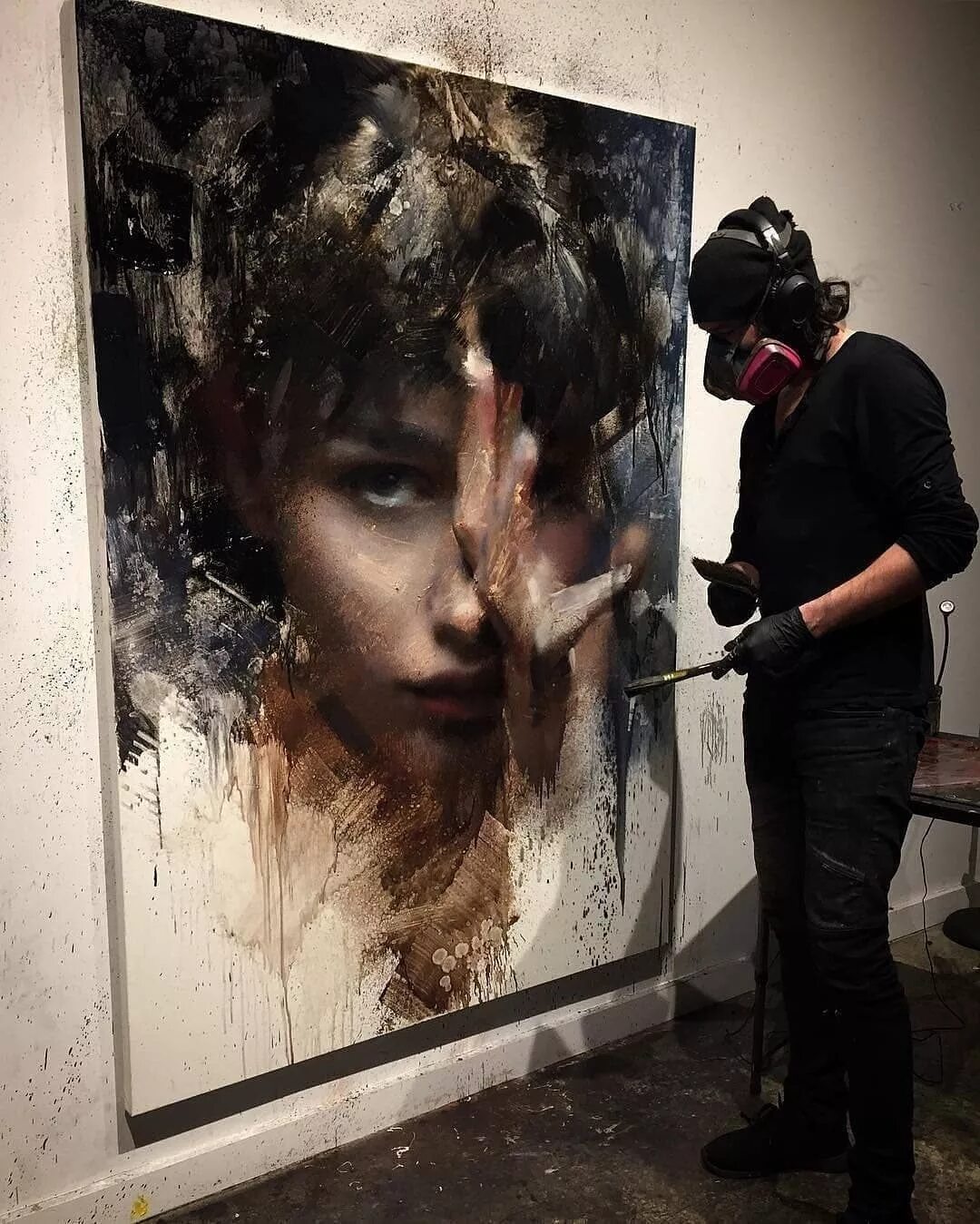 Человек рассматривает картину. Casey Baugh художник. Casey Baugh портреты углем. Кейси Боуг художник. Художник Casey Baugh картины.