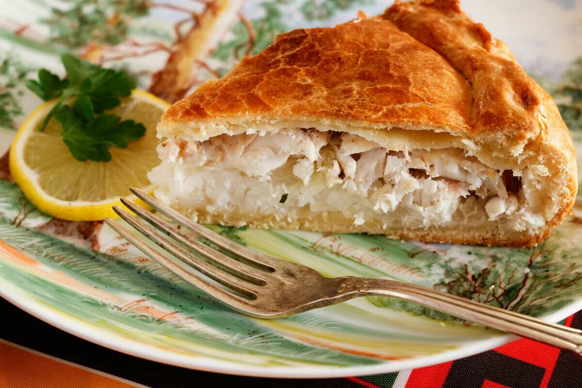 Рецепт рыбного пирога пошагово. Рыбный пирог. Пирог из рыбы. Пирог с рыбой и рисом. Пирог с рыбной консервой и рисом.