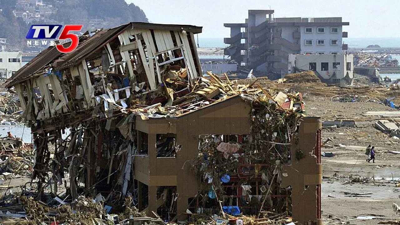 Землетрясение разрушение. ЦУНАМИ В Японии в 2011. Землетрясение в Японии 2011. Землетрясение и ЦУНАМИ В Японии в 2011 году. Разрушительное землетрясение в Японии 2011 год.