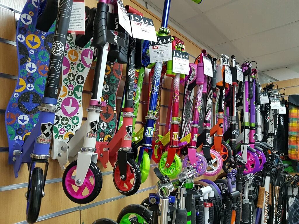 магазин самокат внутри. разные самокаты. магазин самокатов спб. магазин самокатов спб. кс магазин самокатов.