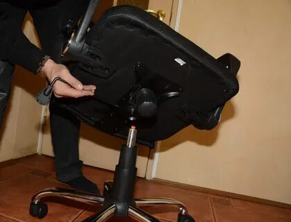 Офисный стул опускается вниз когда садишься
