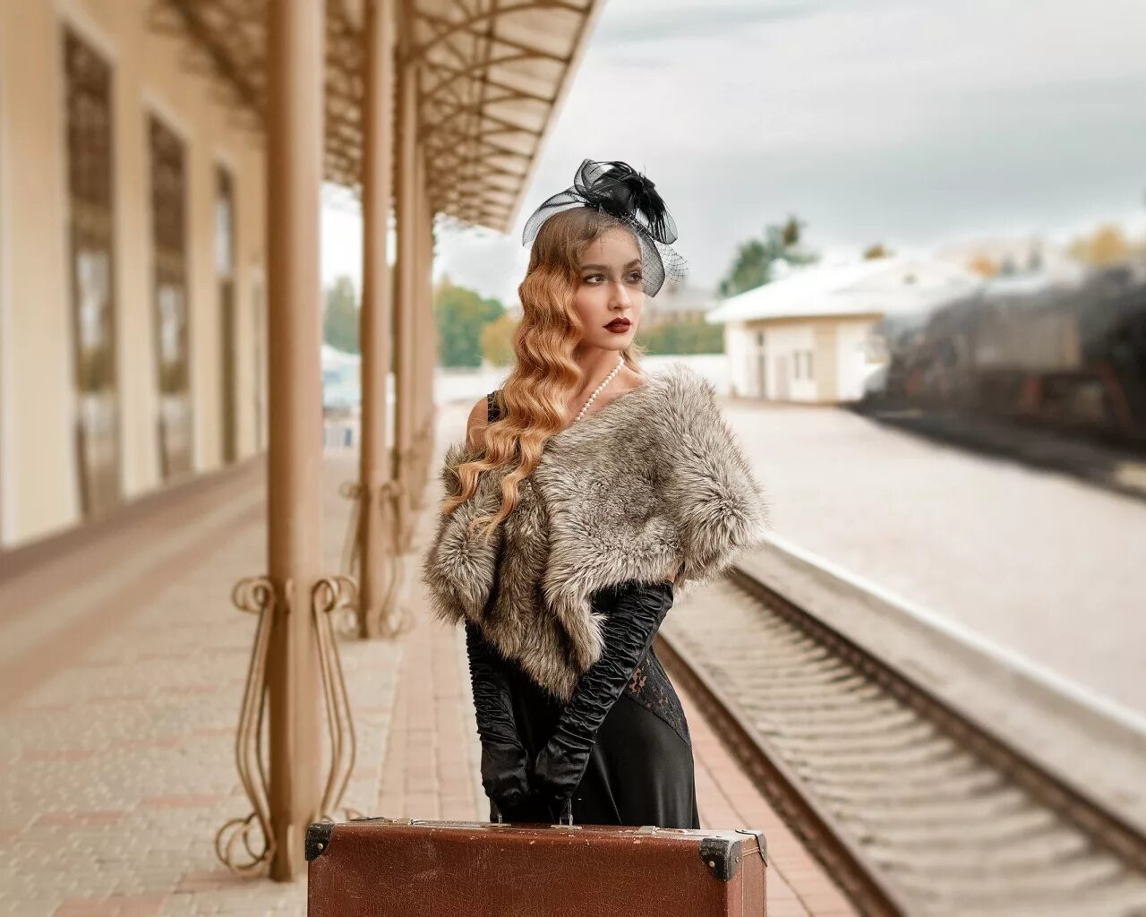 Girl station. Девушка в беретке. Девушки в беретах. Фотосессия в ретро стиле на вокзале. Фотосессия в стиле ретро.