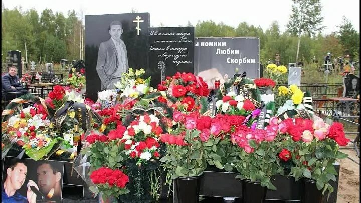 Когда умер глент. Памятник Аркадия Кобякова. Памятник на могиле Аркадия Кобякова. Могила Аркадия Кобякова.