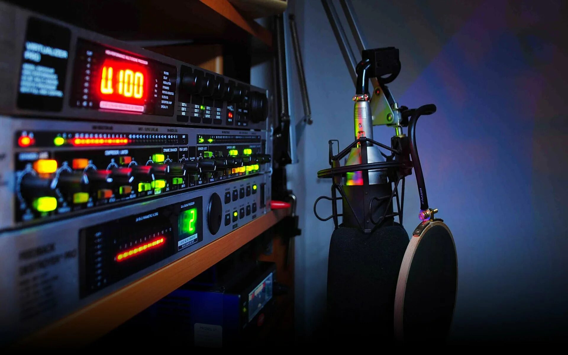 Треки играют на радио. Современное радиовещание. Современная радиостудия. Аппаратура для радиовещания. Оборудование радиостанции.