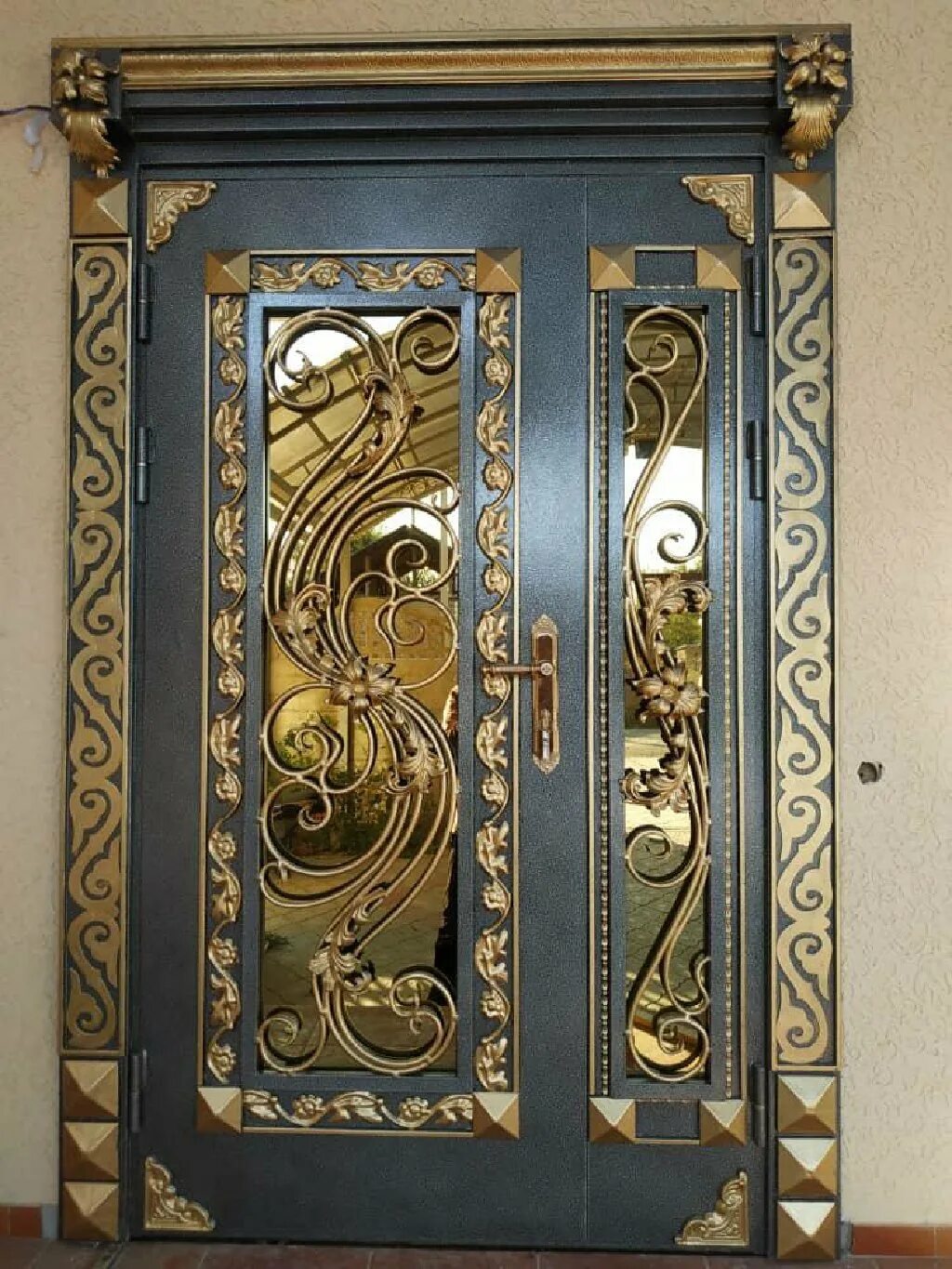 Двери броня клин металлические. Бронированные квартирные двери. Кованые двери. Бронированная дверь в квартиру. Бронированные входные двери.