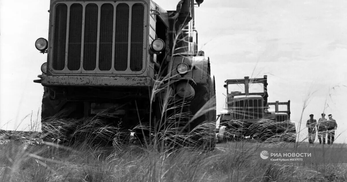 Трактор готов. Целинные Совхозы Казахстана 1954. Совхоз Целинный Казахстан. Трактор на целине. Освоение целины.