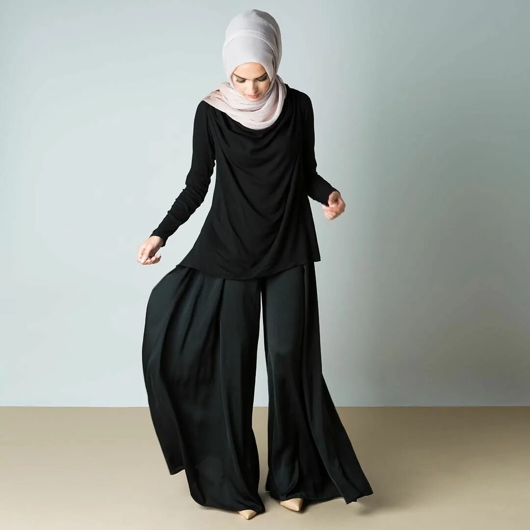 Мусульманские штаны. Широкие штаны для мусульманок. Мусульманские костюмы для женщин. Мусульманки в брюках. Мусульманки в штанах.