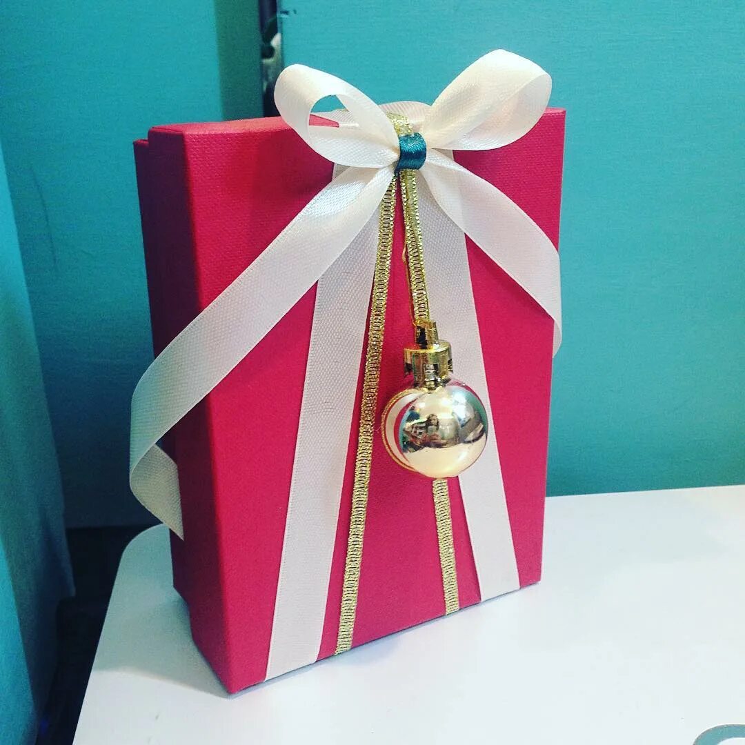 Подарочные коробки. Красивые подарочные коробки. Упаковка подарка на свадьбу в современном стиле. Как упаковать праздничную коробку. Подарки и упаковка.