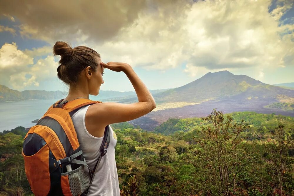 Explore the journey. Женщина путешественница. Путешественница по времени девушка. Известные женщины путешественники. Женщина путешественница живопись.