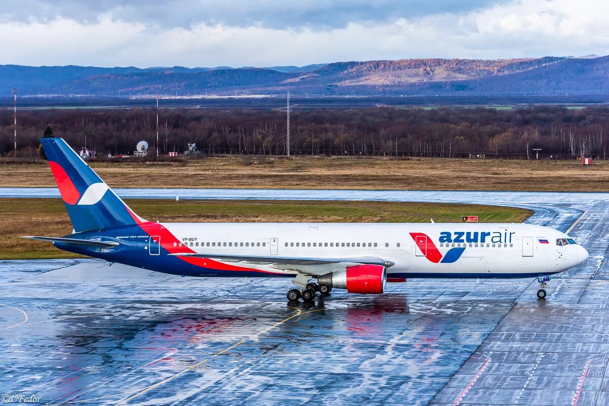 Azur на русском. Azur Air авиакомпания самолеты. Самолёт авиакомпании Азур Эйр. Самолет Азур Эйр рейс. Самолёт Азур Эйр фото.