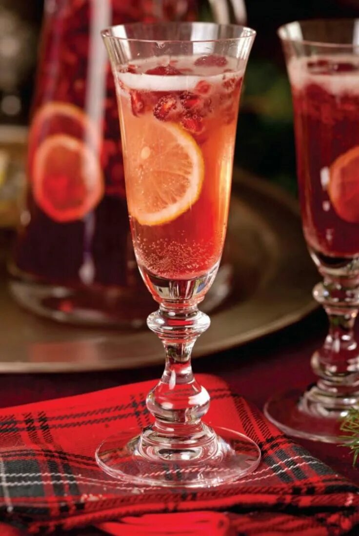 Holiday drink. Alcohol holiday. Красный коктейль. Christmas spritz. Напитки на праздничный стол.