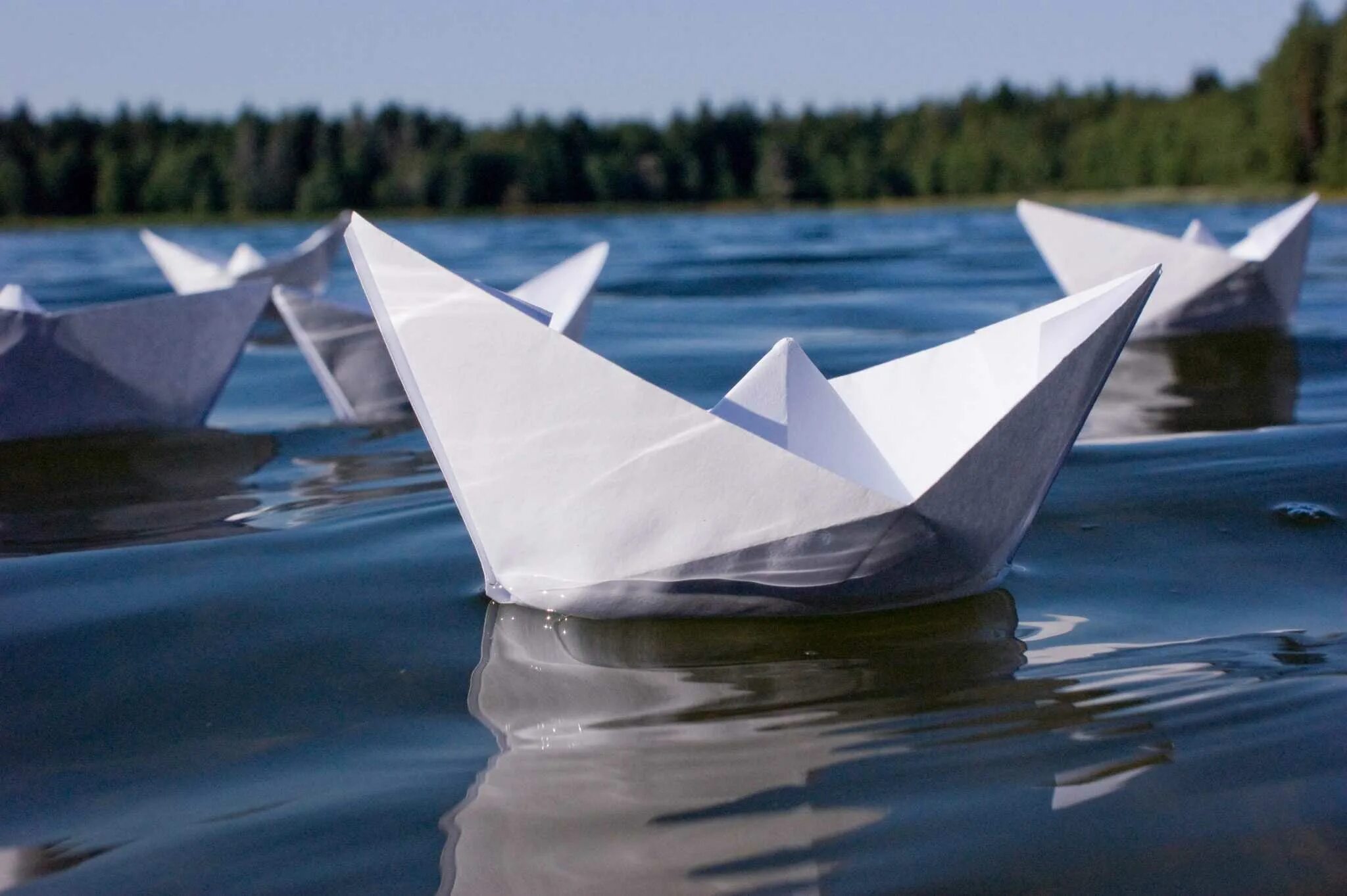 Кораблик из бумаги я по ручью. Бумажный кораблик. Бумажный корабль. Бумажный кораблик на воде. Маленький бумажный кораблик.