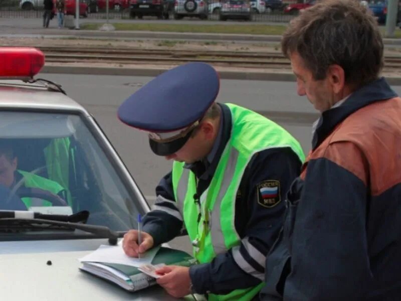 Административные правила пдд. Наруение прравил дорожногтодвижения. Нарушение ПДД. ГИБДД штрафует. ГИБДД выписывает штраф.