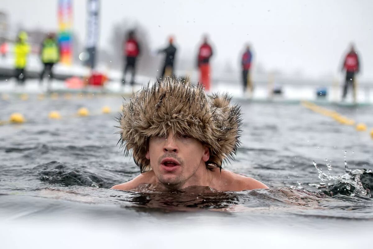 Можно купаться холодной водой. Зимнее купание. Зимние купания в проруби. Купание в ледяной воде. Люди купаются.