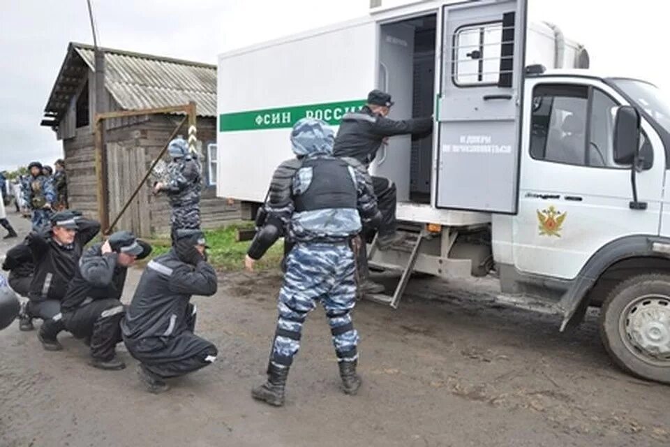 Конвоирование осужденных. Конвоирование заключенных. Конвоирование осужденных. Конвоирование осужденного. Конвой фсин автозак.