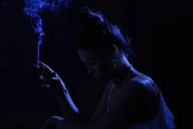Песня ночь сигарета. Девушка с сигаретой ночью. Курит в темноте. Тень девушка курит. Арт девушка курит в темноте.